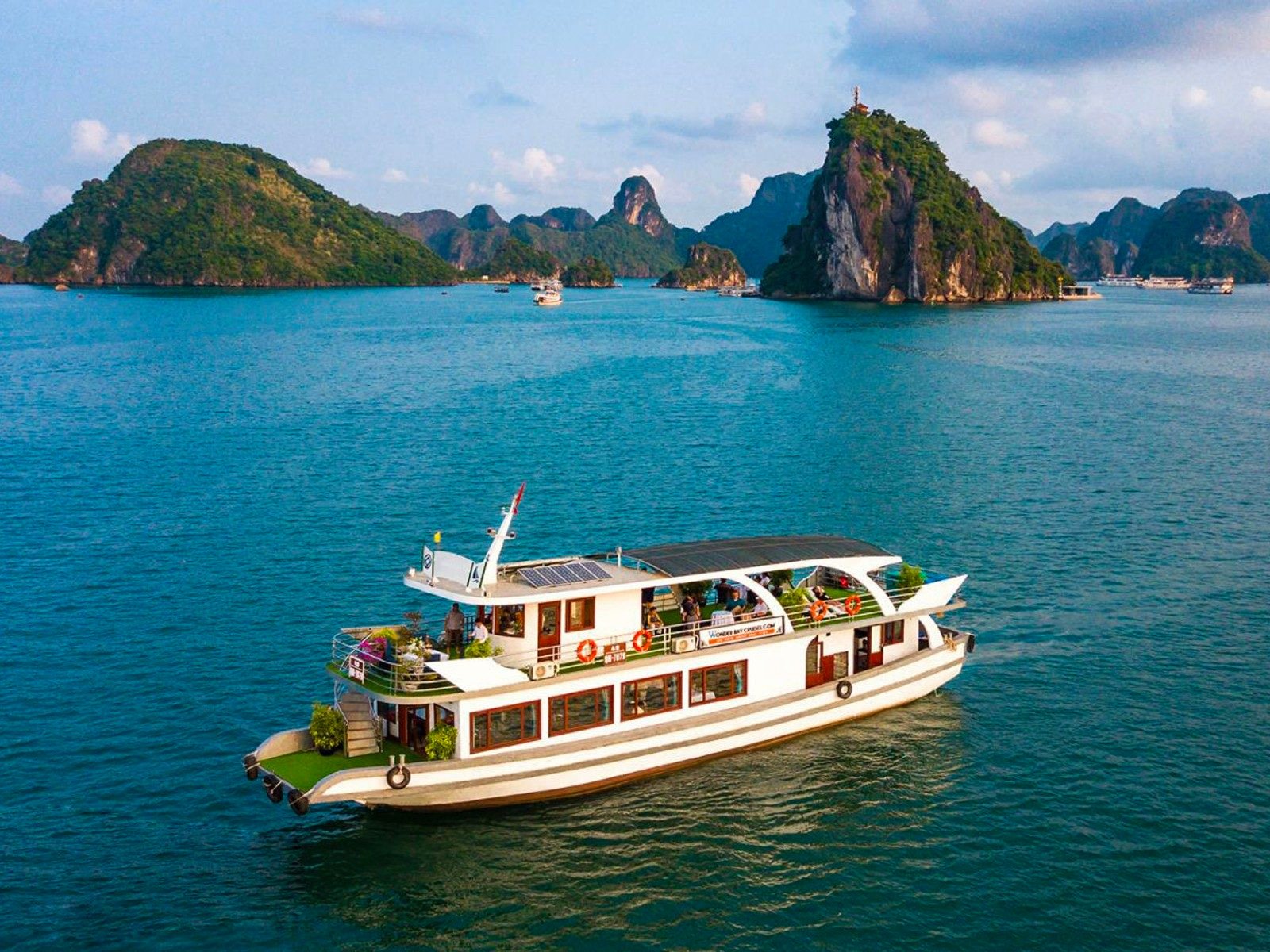 Halong Bay 1 Day Cruise – Incredible UNESCO Experience – Transfer + Buffet Lunch