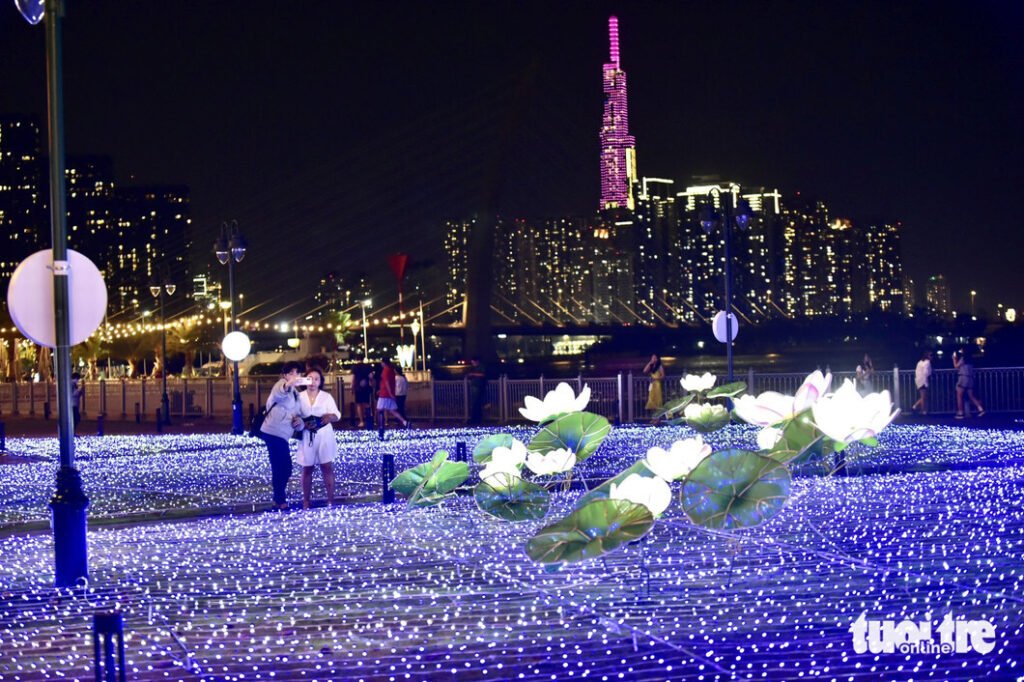 led in hcmc 2 - 500,000 LED Lights Brighten Downtown Park In Ho Chi Minh City