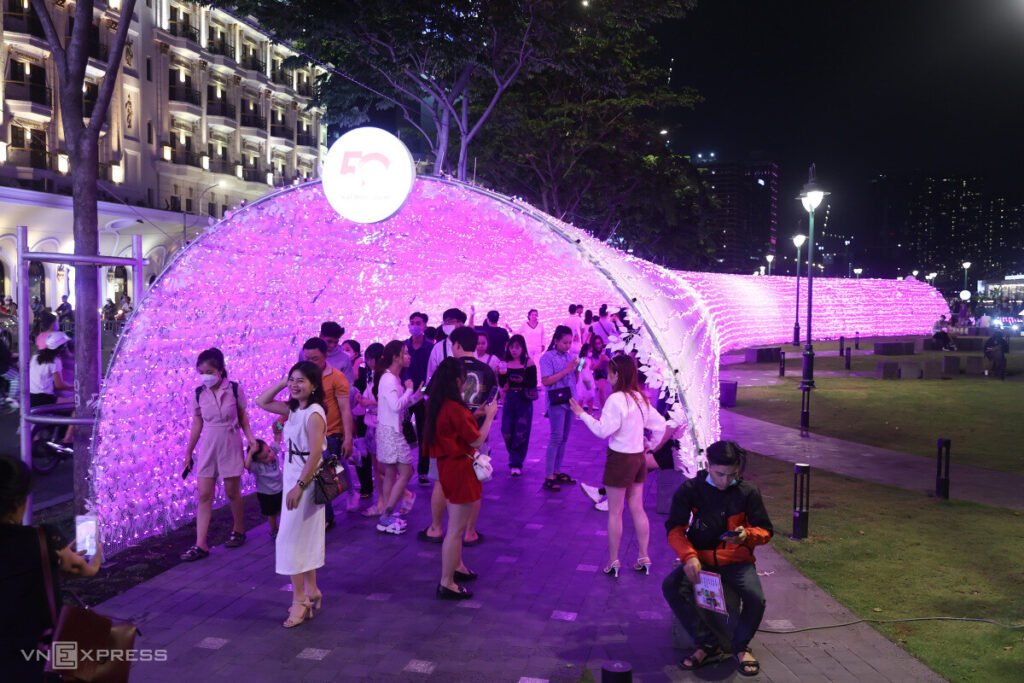 led in hcmc 6 - 500,000 LED Lights Brighten Downtown Park In Ho Chi Minh City