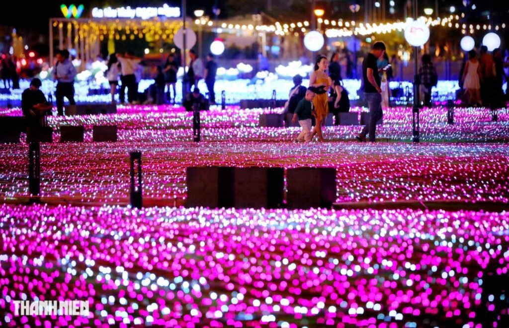 led in hcmc 7 - 500,000 LED Lights Brighten Downtown Park In Ho Chi Minh City