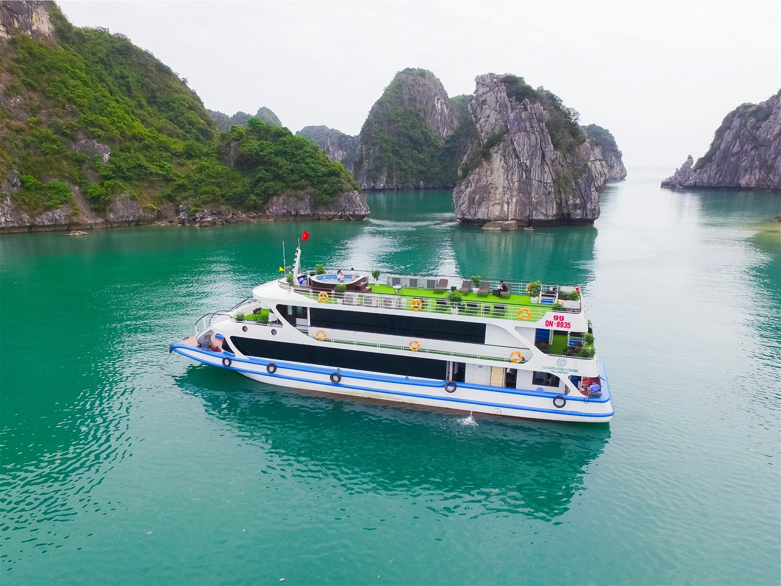 Halong Daily Cruise – 8 Hour Halong Bay Discovery + Luxury Buffet Lunch