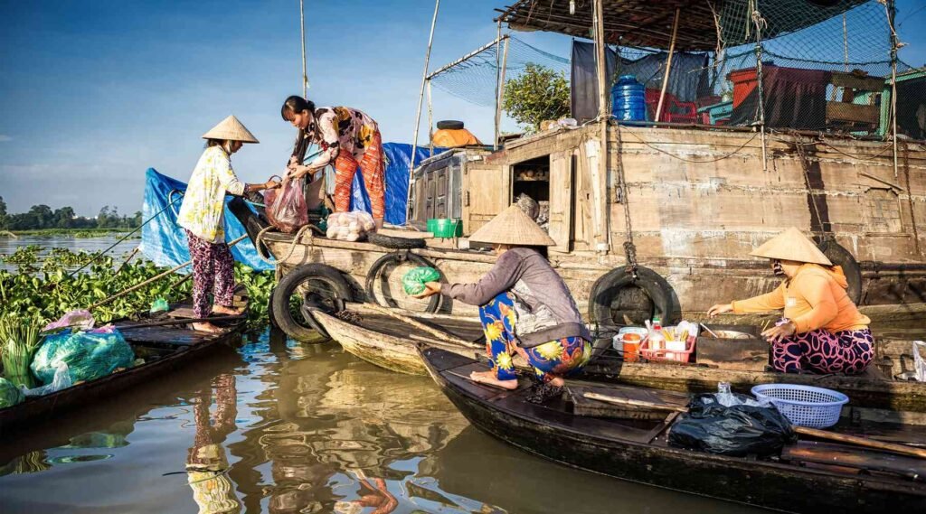long xuyen floating market